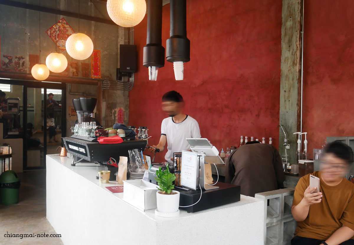 チャンモイ通りの新しいコーヒー＆ライブルームがレトロでおしゃれだよ｜BREWGINNING