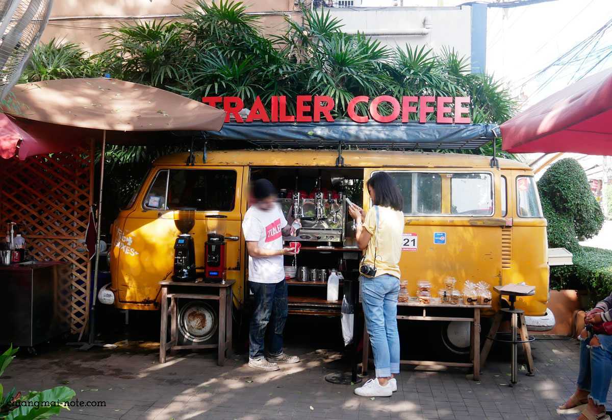 本屋の前のトレーラーで営業しているコーヒーショップ｜trailer coffee