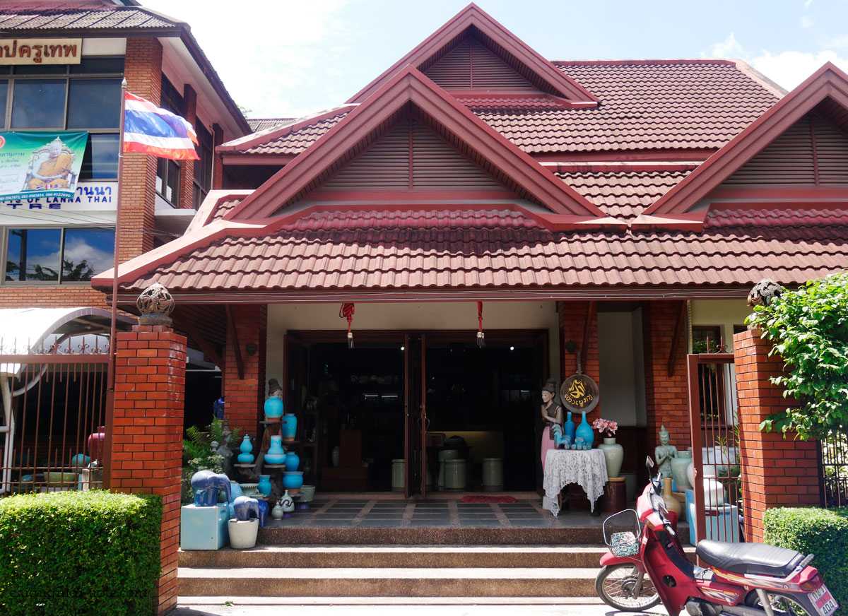 旧市街【メンラーイキルン】タイの三大陶器セラドン焼きの専門店に行ってみよう