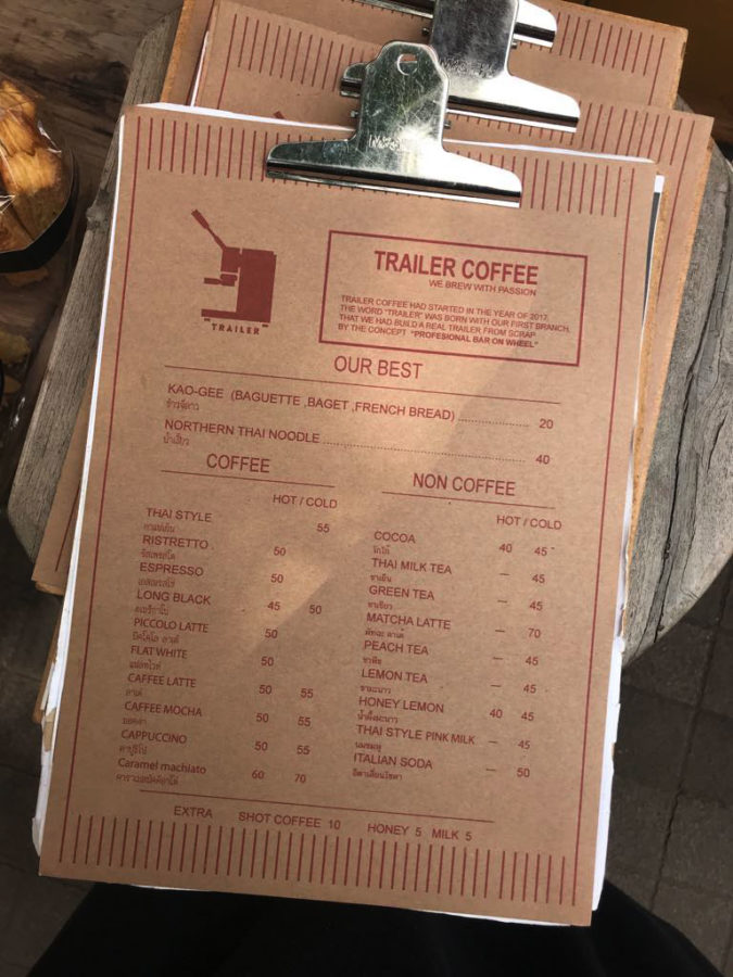 本屋の前のトレーラーで営業しているコーヒーショップ|trailer coffee