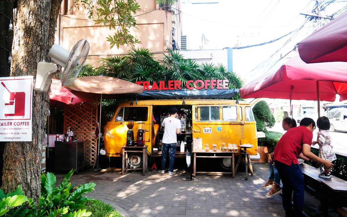 本屋の前のトレーラーで営業しているコーヒーショップ｜trailer coffee
